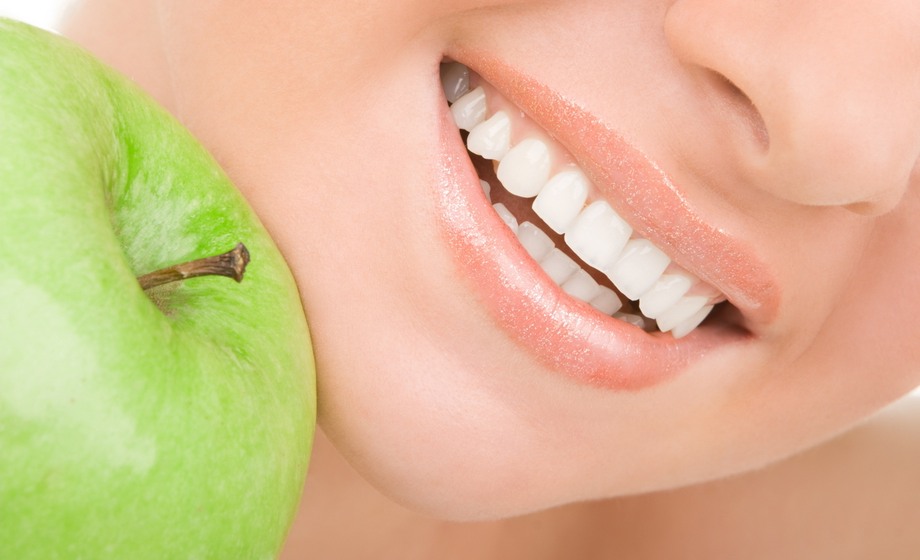 denti bianchi con la frutta e la verdura