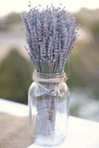 Vaso pieno di acqua per far sopravvivere i fiori